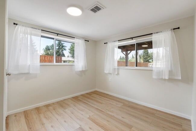 Building Photo - Spacious 5 Bedroom with Huge yard and 3 fireplaces