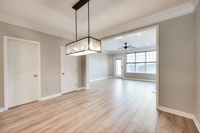 Building Photo - Awesome 2BE/2.5BA in the Pristine Park at ...