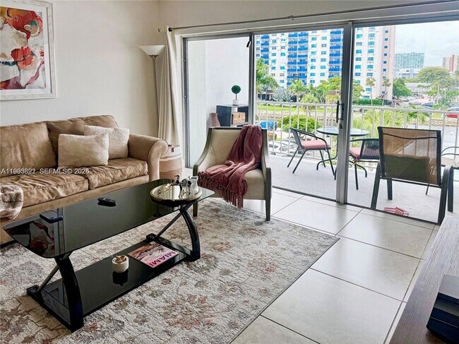 Building Photo - 500 Bayview Dr