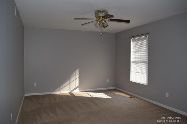 Building Photo - 8549 Hawthorn Hill