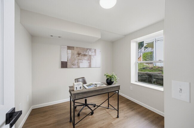 Building Photo - 3261 5 Oaks Dr