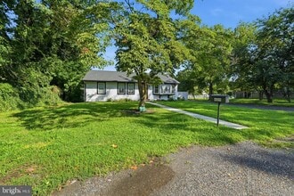 Building Photo - 409 River Rd