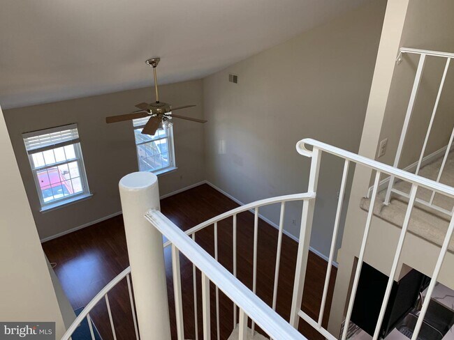 Building Photo - 6084B Essex House Square