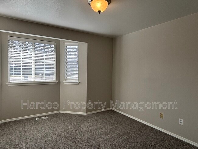 Building Photo - 1362 Pineridge Dr E