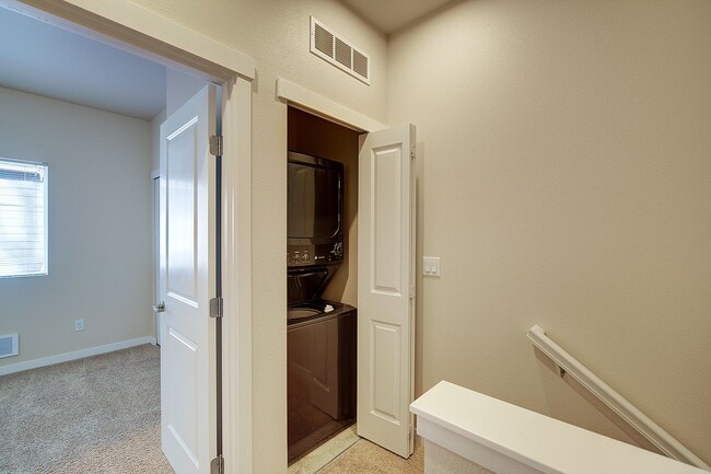 Building Photo - 2Bd/1.75Ba Issaquah Townhouse