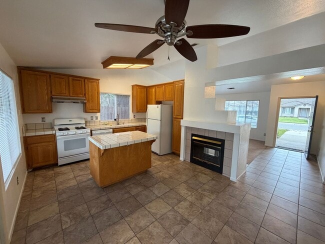 Building Photo - Cute Home in EGUSD