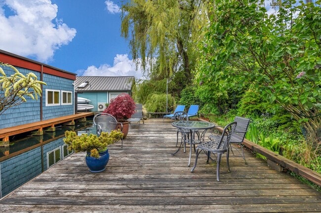 Building Photo - 2 bed 1.5 bath houseboat on Lake Union