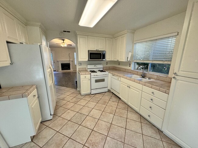 Building Photo - Well Kept 3 Bedroom, 2 Bathroom in Roseville Available Now!