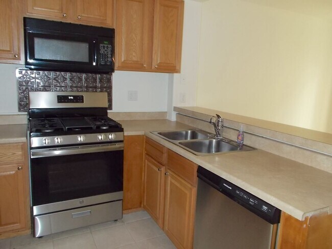 Building Photo - Bright & Spacious 2-Story Home – Move-In R...