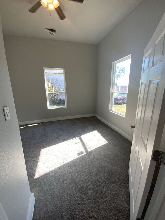 Building Photo - 1223 W 10th St