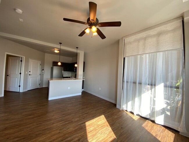 Building Photo - $1,550 | 1 Bedroom, 1 Bathroom Condo | Ava...