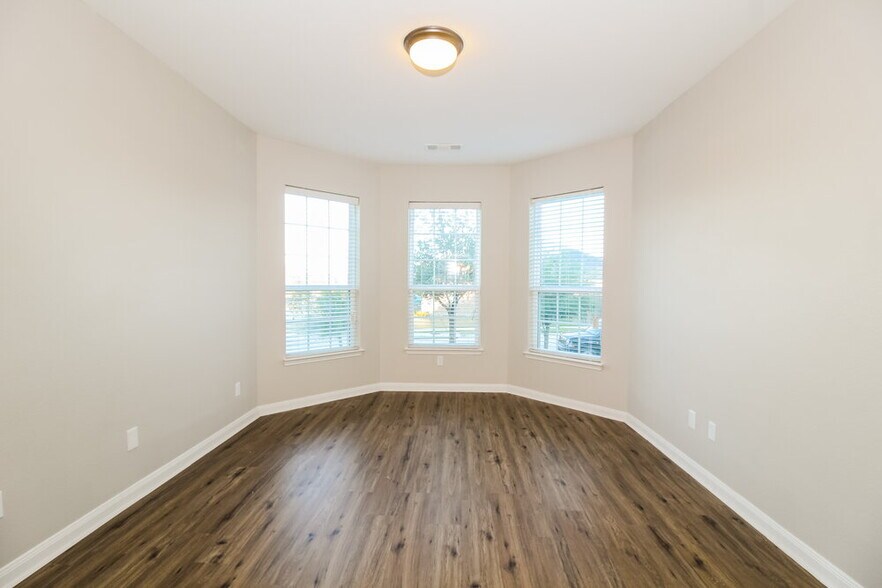 Building Photo - 821 Summer Oaks Dr