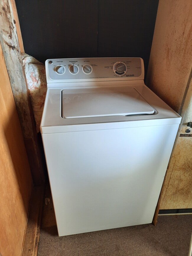 Building Photo - 5213 Evelyn Dr NW