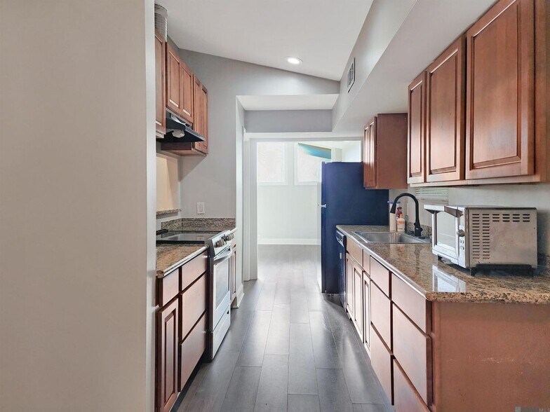 Building Photo - 468 College Hill Dr