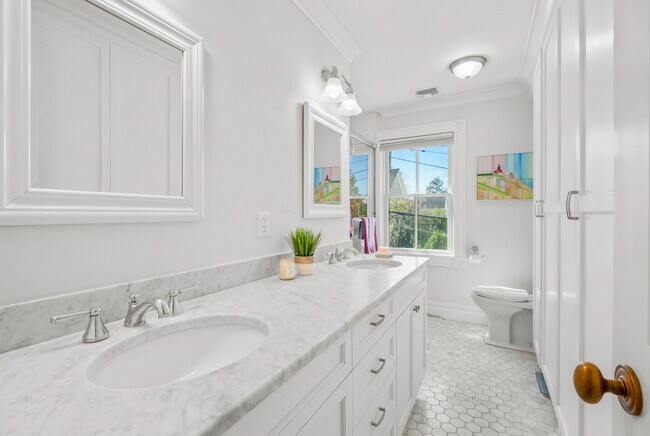 Building Photo - 251 Mt Pleasant Ave