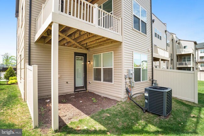 Building Photo - 4975 Longmire Wy