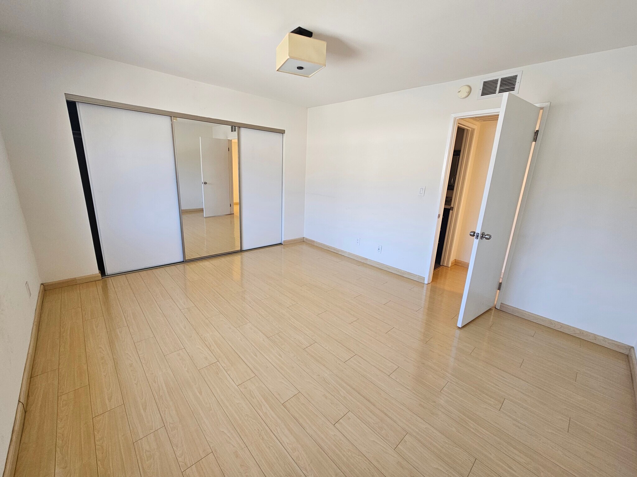 Building Photo - 302 E Elmwood Ave