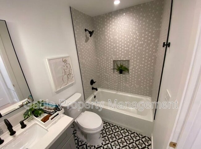 Building Photo - 2320 Fernleaf St