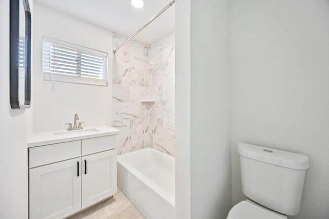 Building Photo - 6811 Del Rio St