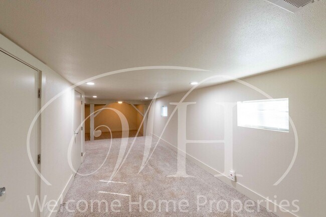 Building Photo - Spacious 4 Bedroom Home with Fireplace and Fenced Yard