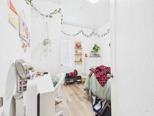 Building Photo - 911 W 22nd St