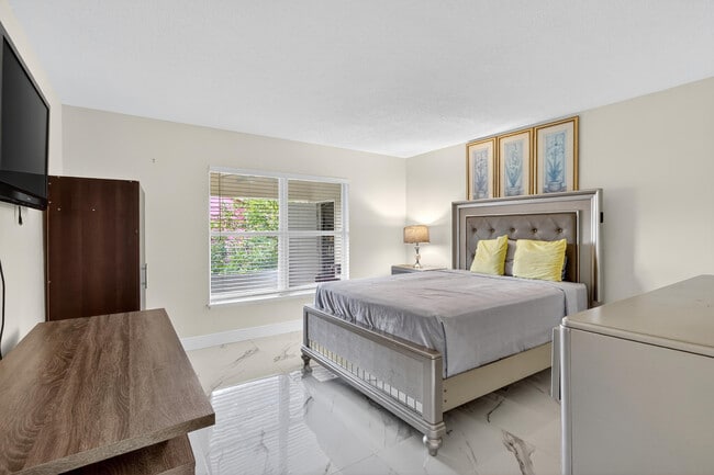 Building Photo - 1676 SW Mackey Ave