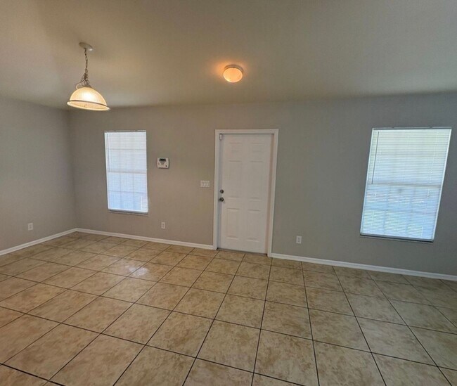 Building Photo - Charming 3-Bedroom, 2-Bath Single-Family Home Available Now!
