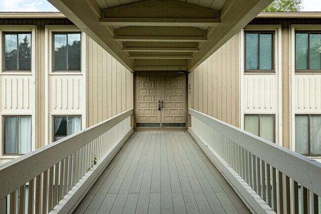 Building Photo - 893 Cliffs Dr