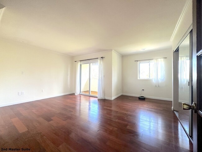 Building Photo - Spacious 3-Bedroom Condo for Rent in UTC –...