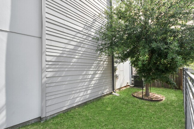 Building Photo - 2302 Johnson St