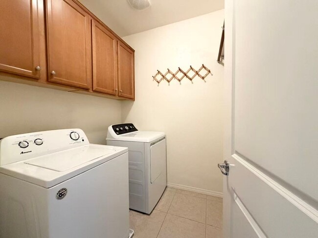 Building Photo - BEAUTIFUL 2 STORY TOWN HOUSE IN GATED COMMUNITY