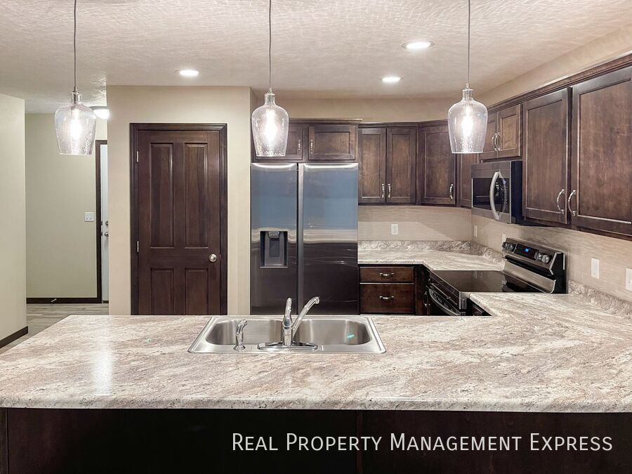 Building Photo - 3 Bedroom 2.5 Bathroom Single Family Townhome