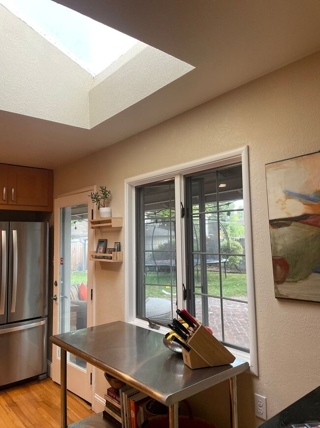 Building Photo - Charming 3 bedroom home in quiet neighborrhood with detached office!