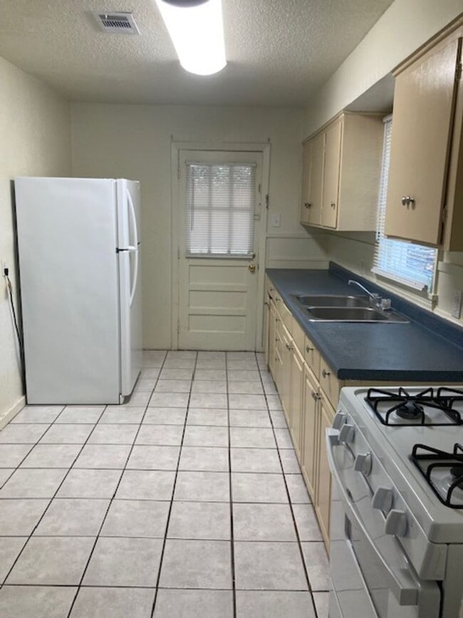 Building Photo - Biloxi 3 Bedroom
