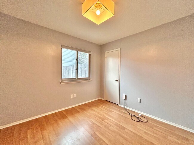 Building Photo - Comfortable & Nice 3BR / 2BA One-Level Home — Garage, Yard & Laundry Room