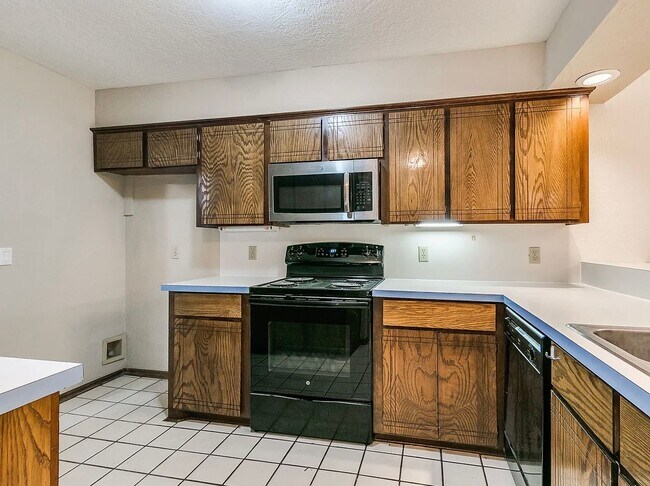 Building Photo - Beautiful 3bed/2bath Townhome Available in Westside Norman!!