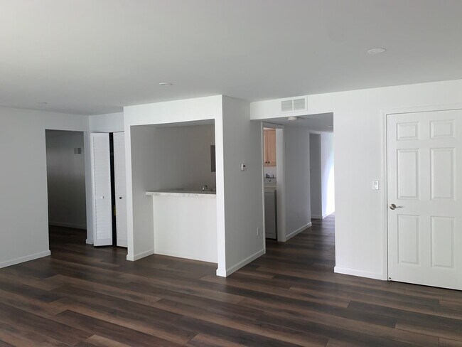 Building Photo - BEAUTIFUL 2 BED CONDO IN HEART OF LIVONIA