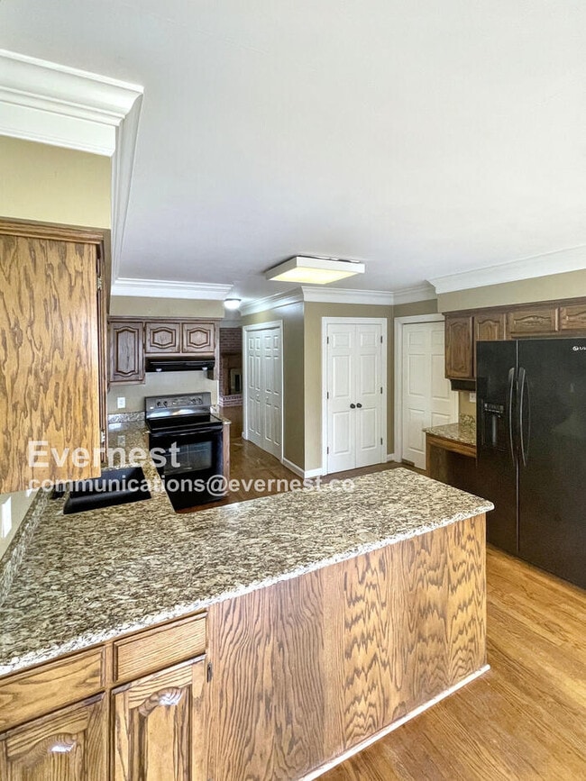 Building Photo - 703 Shady Glen Ct