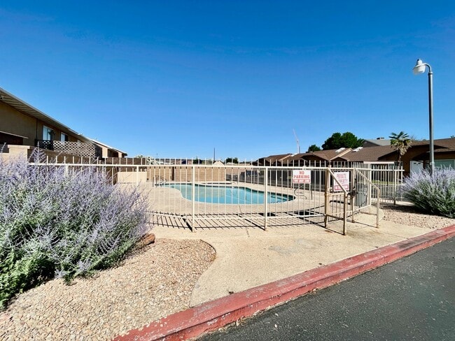 Building Photo - Conveniently Located Two-Bedroom Townhome