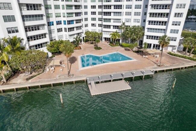 Building Photo - 9102 W Bay Harbor Dr