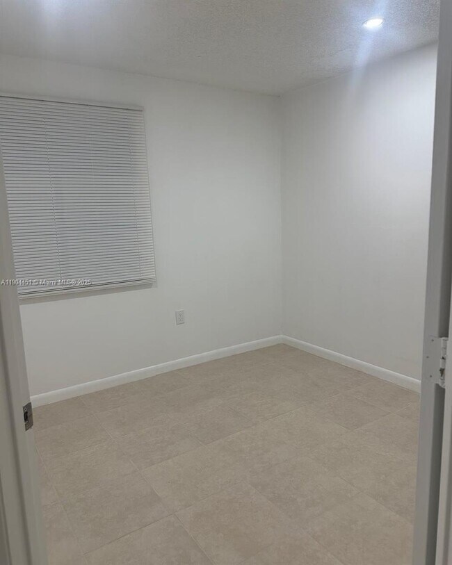 Building Photo - 1165 NW 125th Pl