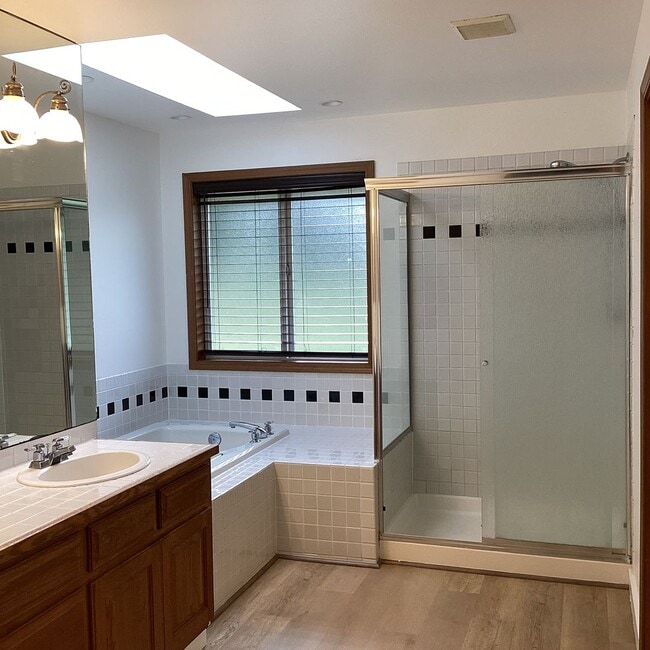 Building Photo - Ranch Style Rambler located in Stannwood