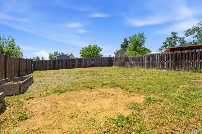 Building Photo - $2,440.95, 3 Beds, 2 Baths, Single Family Home in Aurora Washer and Dryer!
