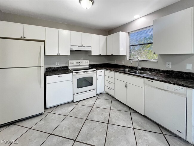 Building Photo - 8350 Wren Rd