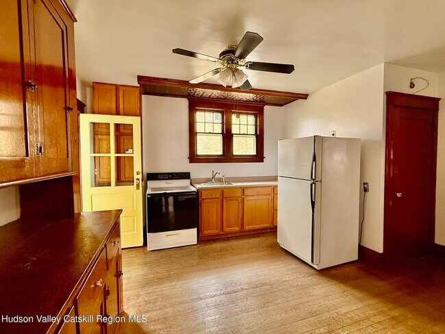 Building Photo - 421 Albany Ave