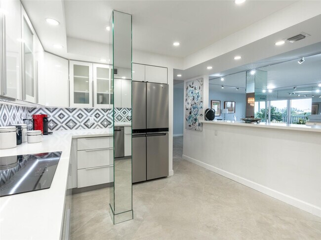 Building Photo - 2850 N Palm Aire Dr