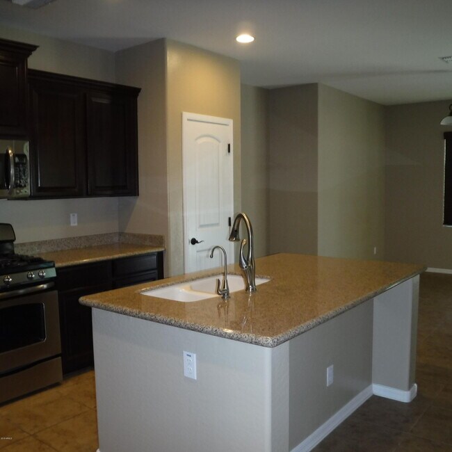 Building Photo - 3391 E Yellowstone Pl