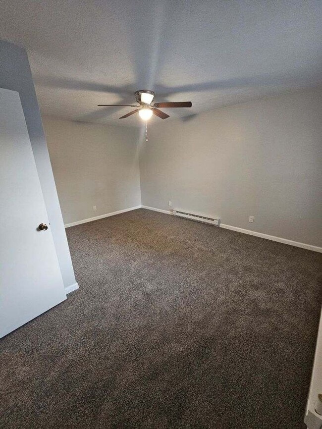 Building Photo - Spacious 3 Bedroom Single Family Home Bloomfield $2100