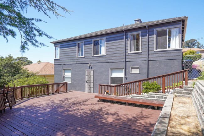 Building Photo - 1944 Oakland Home With Amazing Views!