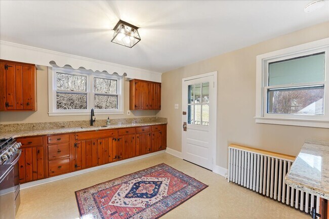 Building Photo - 825 Creek Rd